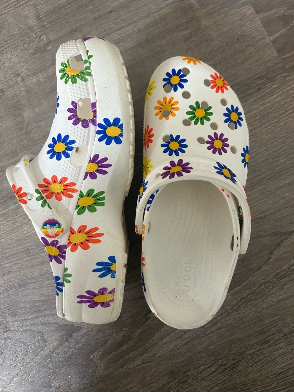 CROCS Womnes White Clogs with Multicolor Daisy Print